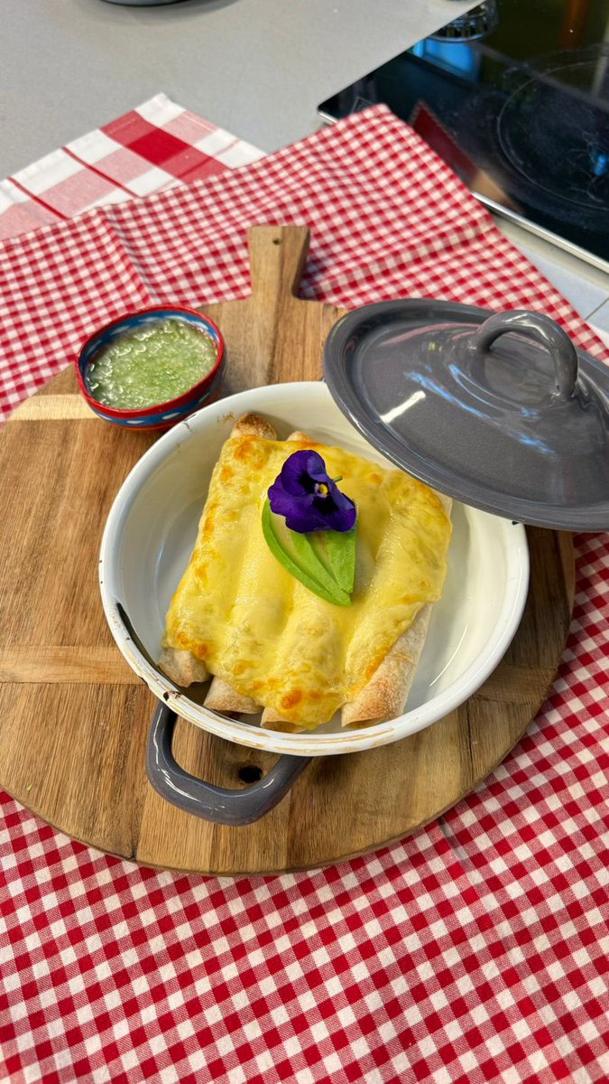 Hoy cocinamos una receta fácil y rapidita que sorprenderá a todos en casita. Cocinamos: taquitos de refractario gratinados 🌮🧀