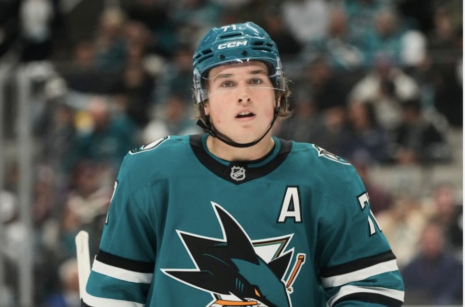 OG_com's tweet image. One period down: The youngest player on team 🇨🇦 scores with 5 seconds left to go up 1-0