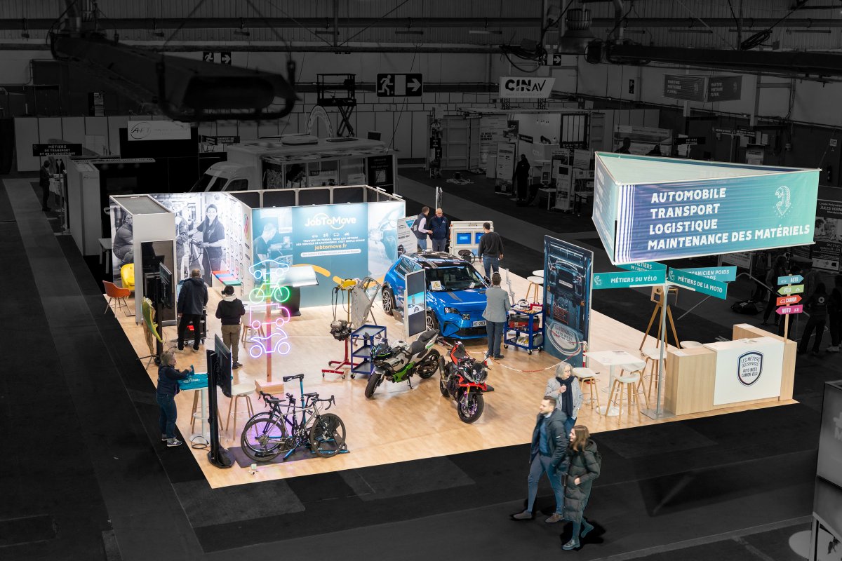 R2 Stand & Event tweet media