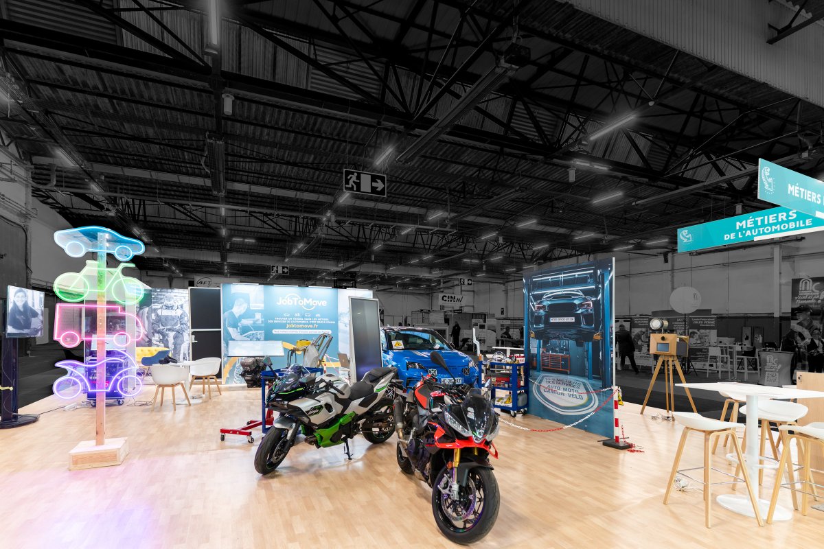 R2 Stand & Event tweet media