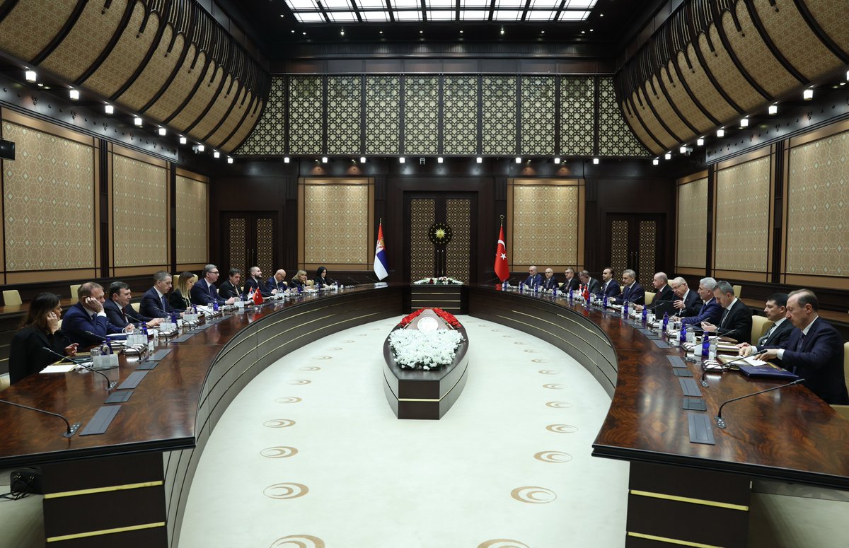 Bugün Sırbistan Cumhurbaşkanı Sayın Aleksandar Vucic <a href="/avucic/">Александар Вучић</a> ile Cumhurbaşkanlığı Külliyemizde bir araya geldik. 🇹🇷🇷🇸

Bilhassa Balkanlar’da istikrarın korunması ve ekonomik kalkınmanın güçlendirilmesi açısından neler yapabileceğimizi ele aldık.