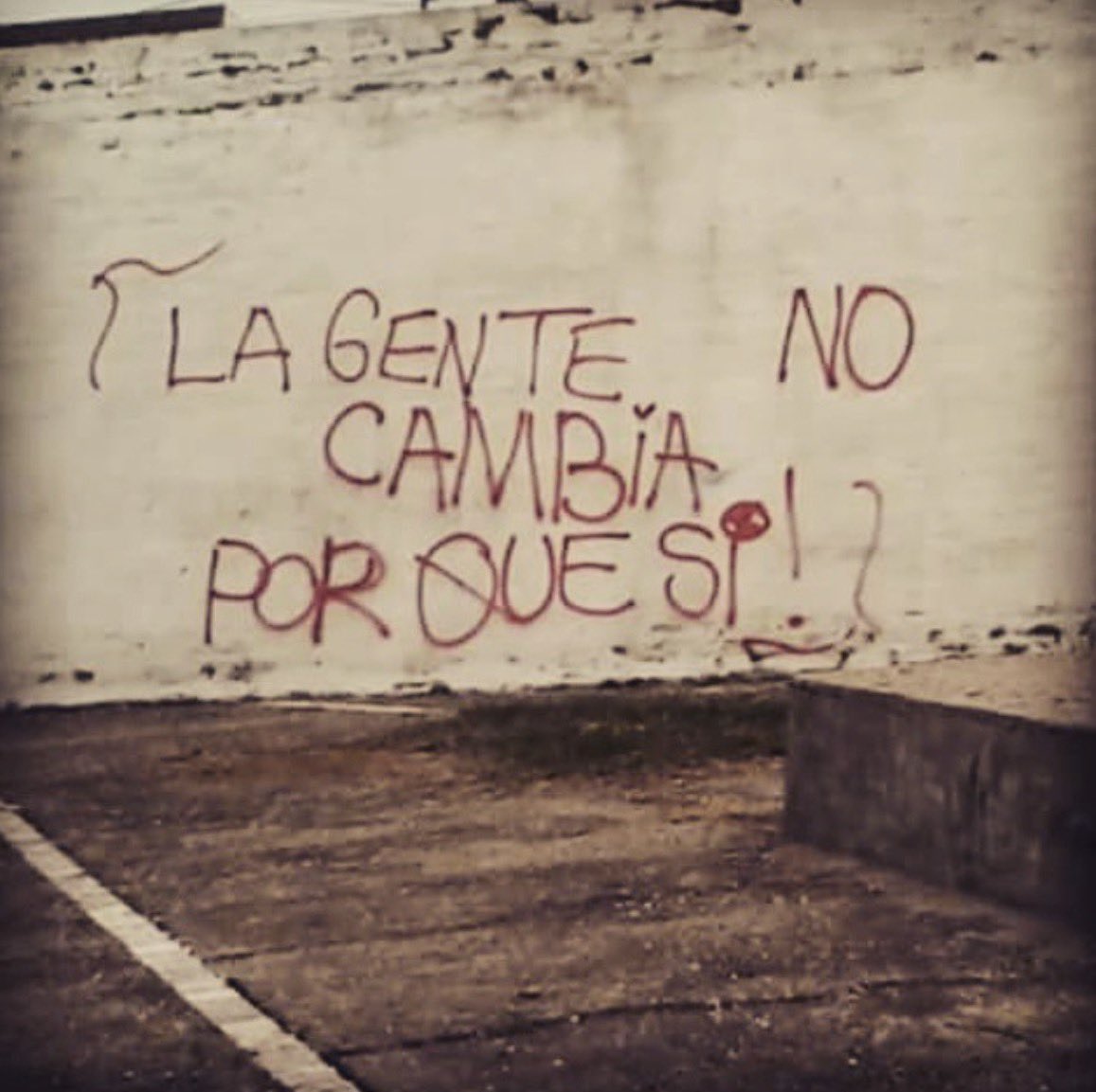 en un muro lo lei