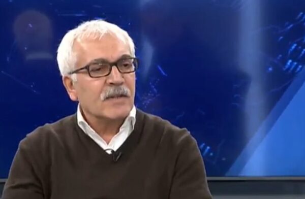 Memo Şahin: Tehlike büyük

🔴Trump ve Körfez’in sadece Suriye ile yetineceklerini sanmak, bu saatten sonra saflık olur. Irak'ta Baas kalıntıları, Sünni Arap aşiretleri son yirmi yıldır böylesi bir gün için pusuda bekliyorlar. Petrodolarlar nasıl ki Suriye’de bir cihadistin yolunu