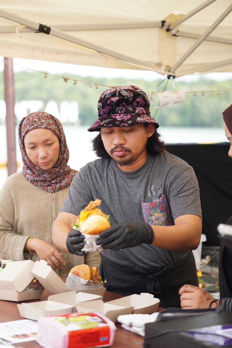 Hai. Saya jual burger. Saya tak ada saham juta-juta. Saya juga tak buat apa-apa binaan atas tanah yang bukan milik saya. Saya cuma jual burger je.