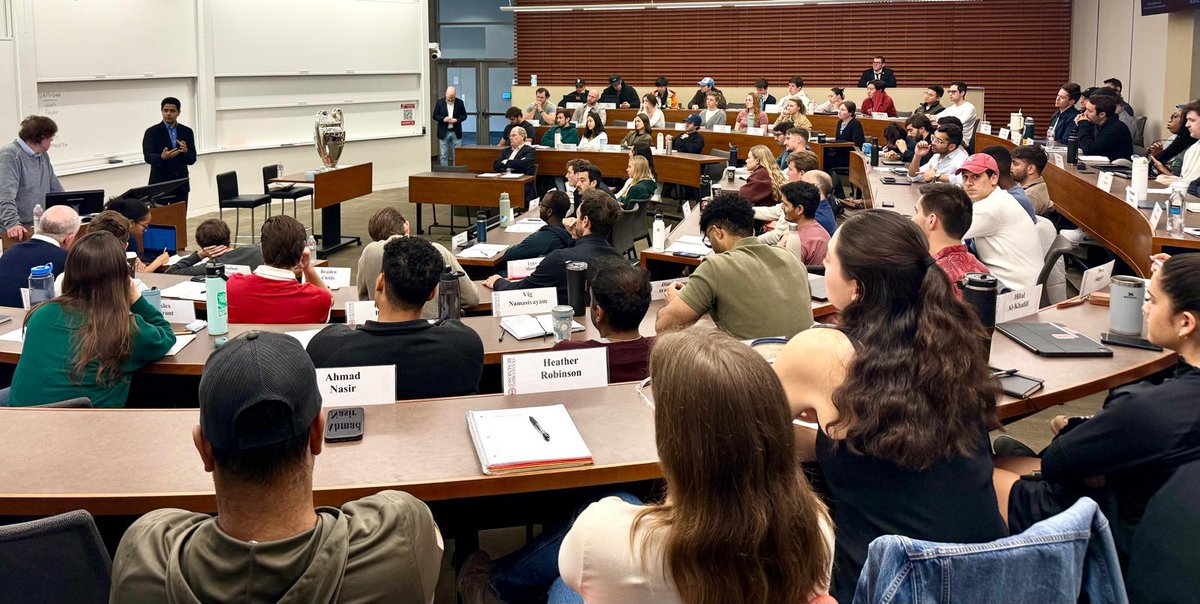 AchilleA1's tweet photo. ℹ️#News Nasser Al-Khelaïfi 🇶🇦s’est rendu à l’Université Stanford vendredi dernier, où il a rencontré les professeurs et chercheurs de la Graduate School of Business et donné une conférence aux étudiants. 
 
Plusieurs personnalités comme Condoleezza Rice 🇺🇸, ancienne Secrétaire d’État des États-Unis ont assisté à cette conférence, au côté de 70 étudiants présents dans l’amphithéâtre, qui ont eu l’occasion de prendre des photos avec le trophée de la Ligue des Champions.

Cette conférence s’inscrit dans la continuité d’interventions récentes du président du Paris Saint-Germain 🇫🇷 Nasser Al-Khelaïfi. #PSG I #Ligue1