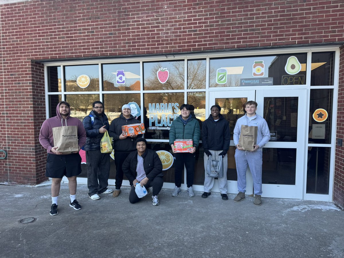 CoachLecht's tweet image. Social Responsibility!  @ccsu_fb players continuing to get out in the community this past week providing food &amp;amp; giving blood! @CcsuMaria @RedCross @CTFoodshare @CCSUBlueDevils @CCSU