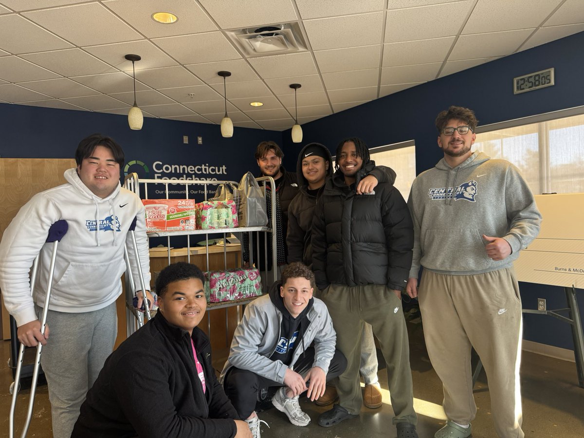 CoachLecht's tweet image. Social Responsibility!  @ccsu_fb players continuing to get out in the community this past week providing food &amp;amp; giving blood! @CcsuMaria @RedCross @CTFoodshare @CCSUBlueDevils @CCSU