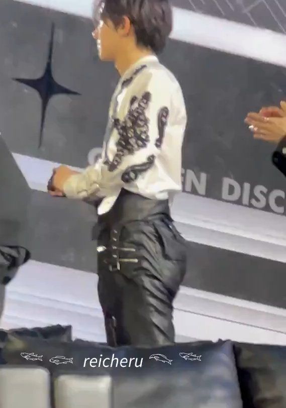 heeseungacervo's tweet photo. Minha gente não é possível que só eu enxergue a bunda do Heeseung

Vamos subir a tag #JusticeForHeeseungsButt https://t.co/9aePQvpIfo