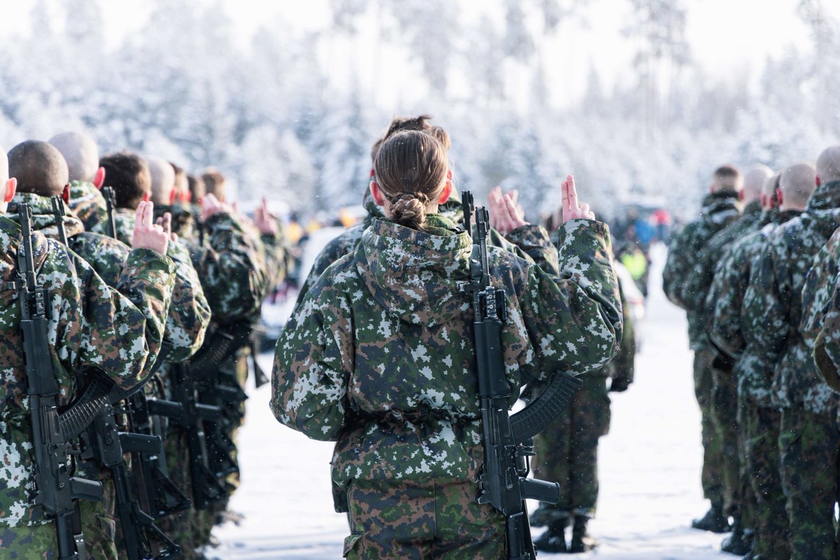 KarjalanPR's tweet photo. #KYMJP, #SALPITPSTO ja #KYMPIONP sotilasvala- ja sotilasvakuutustilaisuus järjestettiin tänään Pahkajärvellä.
Paikalla oli iloisia ja ylpeitä läheisiä sekä tietysti alokkaita, jotka nimitettiin jääkäreiksi, panssarijääkäreiksi, pioneereiksi ja tykkimiehiksi.
#KARPR #Maavoimat https://t.co/yCU0LVeCbs