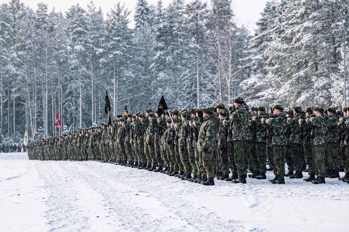KarjalanPR's tweet photo. #KYMJP, #SALPITPSTO ja #KYMPIONP sotilasvala- ja sotilasvakuutustilaisuus järjestettiin tänään Pahkajärvellä.
Paikalla oli iloisia ja ylpeitä läheisiä sekä tietysti alokkaita, jotka nimitettiin jääkäreiksi, panssarijääkäreiksi, pioneereiksi ja tykkimiehiksi.
#KARPR #Maavoimat https://t.co/yCU0LVeCbs