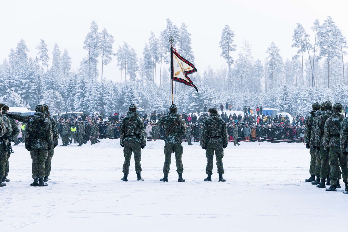 KarjalanPR's tweet photo. #KYMJP, #SALPITPSTO ja #KYMPIONP sotilasvala- ja sotilasvakuutustilaisuus järjestettiin tänään Pahkajärvellä.
Paikalla oli iloisia ja ylpeitä läheisiä sekä tietysti alokkaita, jotka nimitettiin jääkäreiksi, panssarijääkäreiksi, pioneereiksi ja tykkimiehiksi.
#KARPR #Maavoimat https://t.co/yCU0LVeCbs