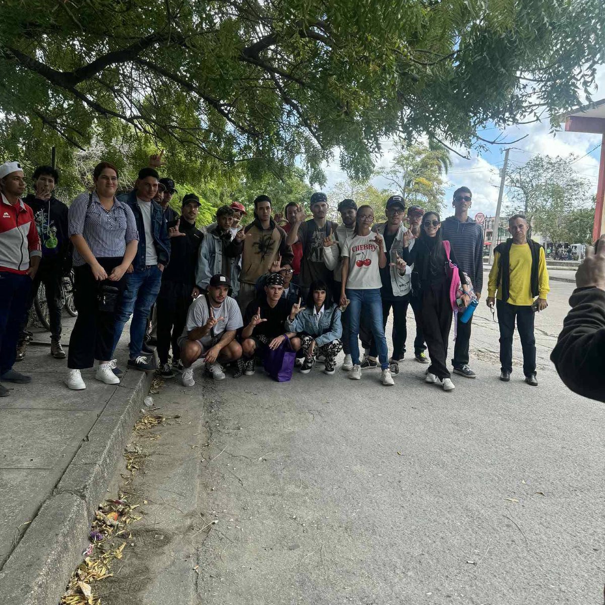 ⚠️⚠️Jóvenes holguineros en las afueras del Tribunal Provincial de Holguín apoyando a los muchachos de #El4tico.

Gracias por esto… no los dejen solos.