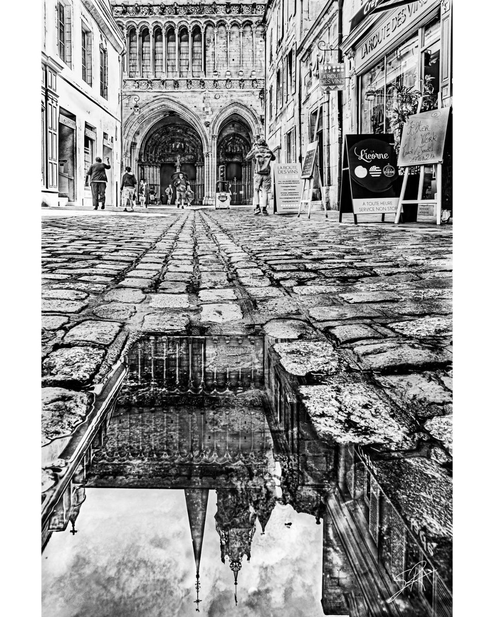 Dijon "Photo Croquée" — Sous les pavés, Notre-Dame !

Parfois, il faut baisser les yeux pour voir la ville autrement. 
Pour cette nouvelle Photo Croquée, j'ai voulu capturer l'âme de l'église Notre-Dame de Dijon là où on ne l'attend pas. 

#dijon #MagnifiqueFrance