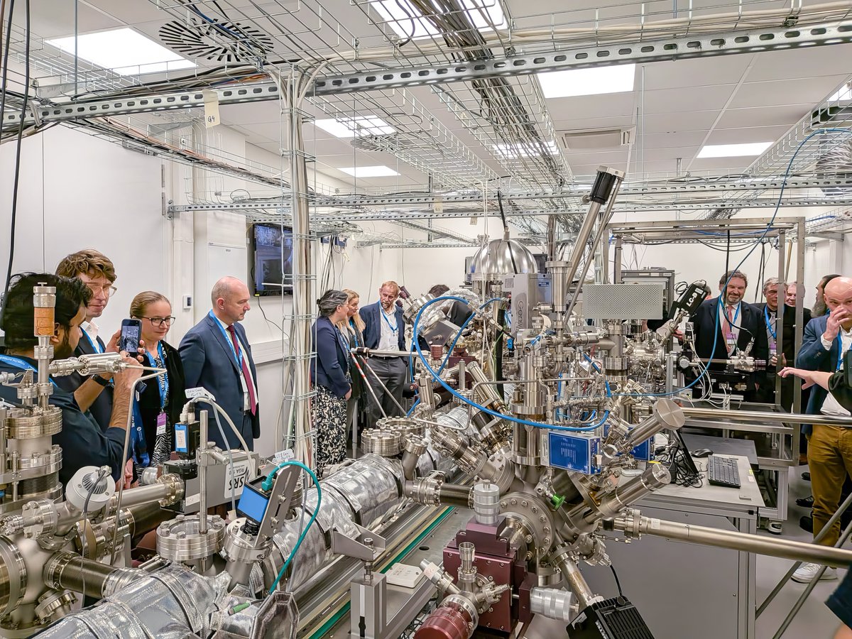 EU_JRC's tweet image. A historic first!

We’ve relocated our Surface Science Laboratory Station to the Institute of Physics of the Czech Academy of Sciences. 

This world-class facility will remain in our open access programme, available to researchers across Europe. 

More link.europa.eu/FmVY4B