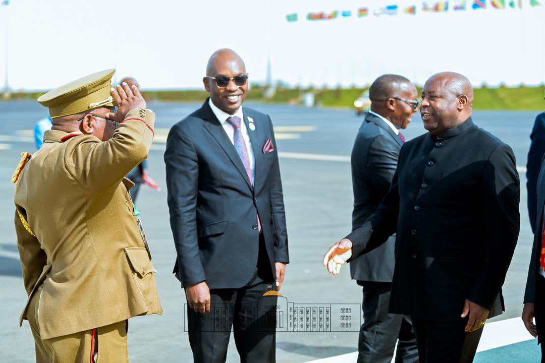 NtareHouse's tweet photo. Honneurs &amp; Fanfares militaires Éthiopiens,communauté Burundaise à AddisAbeba,Ambassadeurs Burundais accrédités dans les pays africains,tous étaient au rendez-vous pour réserver un accueil chaleureux et honorifique au N° 1 #Burundi-ais, SE @GeneralNeva, bientôt leader de l’Afrique https://t.co/1FOxGxtP6Q