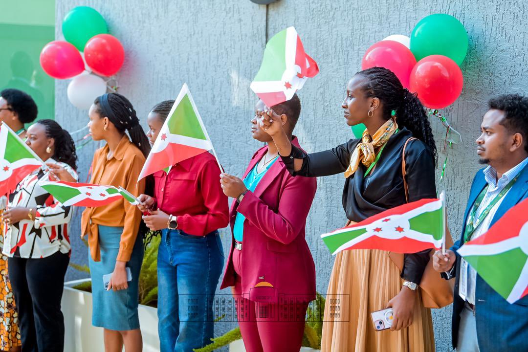 Honneurs &amp; Fanfares militaires Éthiopiens,communauté Burundaise à AddisAbeba,Ambassadeurs Burundais accrédités dans les pays africains,tous étaient au rendez-vous pour réserver un accueil chaleureux et honorifique au N° 1 #Burundi-ais, SE <a href="/GeneralNeva/">SE Evariste Ndayishimiye</a>, bientôt leader de l’Afrique