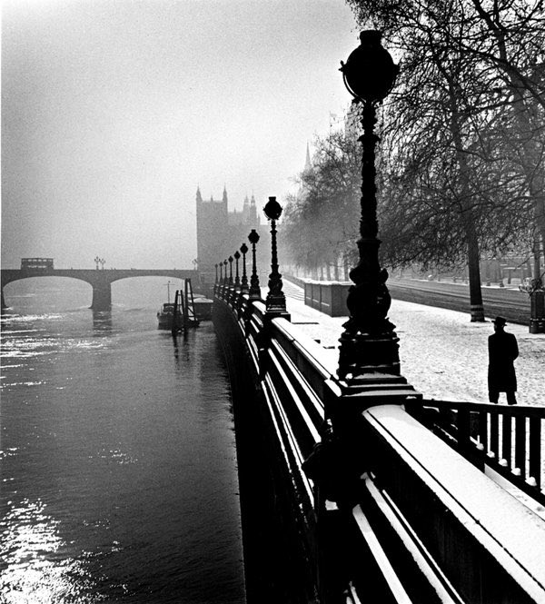 “Embankment, London”

Foto: Wolfgang Suschitzky

1947