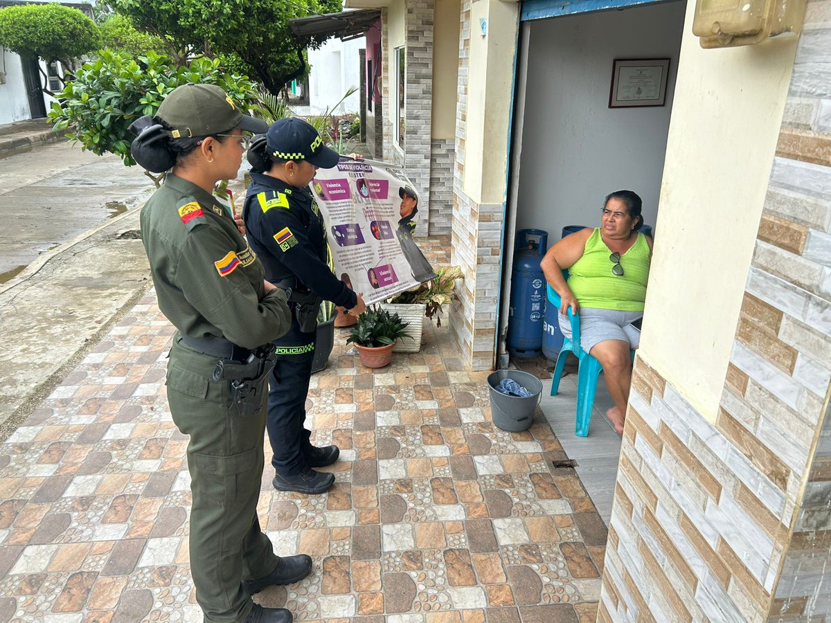 PoliciaDECOR's tweet photo. #Moñitos | La Patrulla Púrpura fortalece la prevención de la violencia de género a través de la estrategia nacional Mujer, Familia y Género #EMFAG, desarrollando jornadas de sensibilización para que la comunidad identifique señales de auxilio, conozca los tipos de violencia y haga uso oportuno de las líneas de atención 123 y 155.
Con estas acciones promovemos el respeto, la protección y el acompañamiento a las mujeres, reafirmando nuestro compromiso de trabajar de la mano con la ciudadanía por entornos más seguros. 💜
#YoTeCuidoMujer
