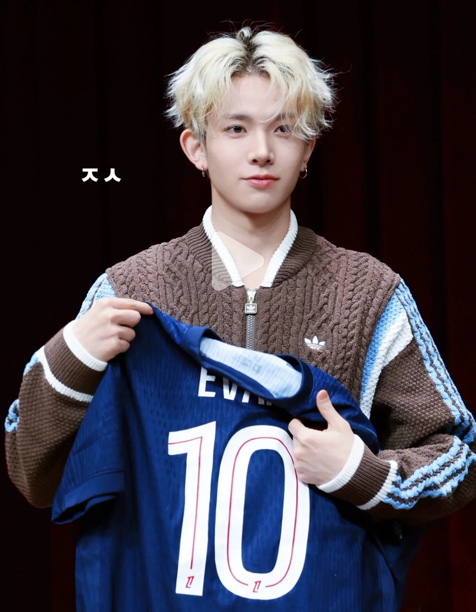 heeseungcokr's tweet photo. someone brought “evan” jersey with the back number 10 for heeseung https://t.co/kDrNQ7Qons
