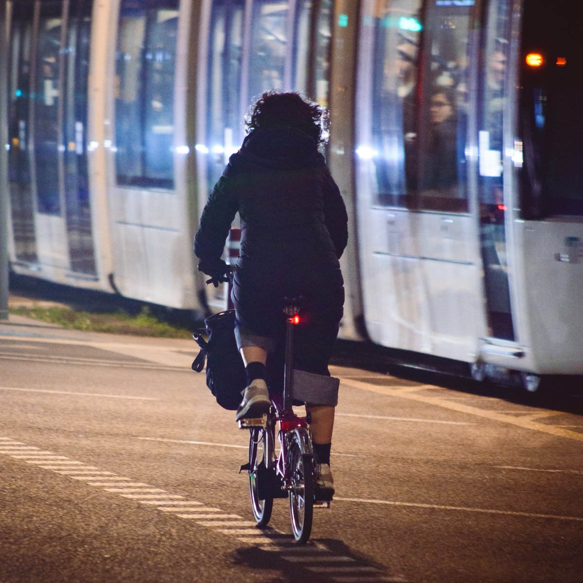 De nit, no siguis un o una ciclista fantasma 👻
😉 Llum blanca al davant, vermella al darrere.
És obligatori. És seguretat. És ciutat.