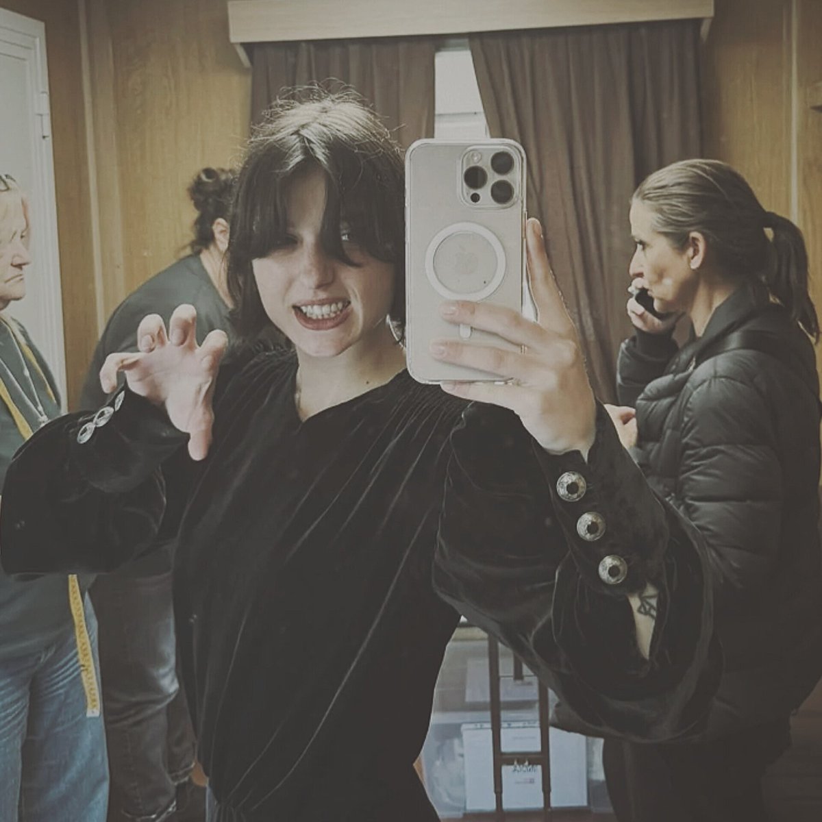 ♬ 𝔡𝔢𝔭𝔯𝔢𝔰𝔰𝔦𝔬𝔫'𝔰 𝔱𝔯𝔬𝔭𝔥𝔶 𝔴𝔦𝔣𝔢 tweet media