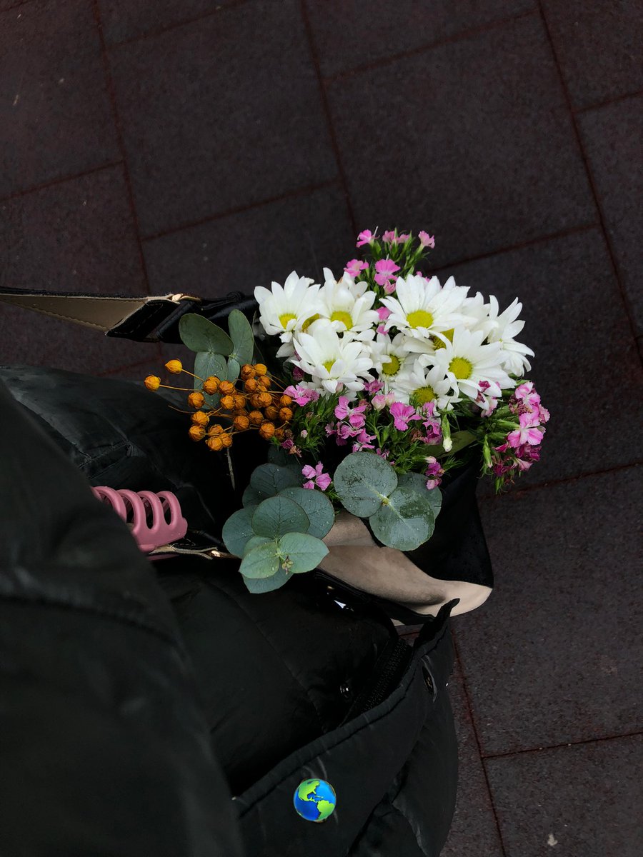 yaprak döker bir yanımız
bir yanımız bahar bahçe midir peki