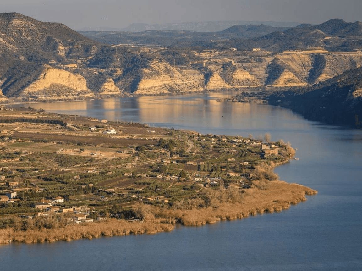 🌊 L’#Aiguabarreig de #Mequinensa és un dels espais naturals més singulars de la península: aus, camins, paisatges d’aigua i calma absoluta. Natura, fotografia i desconnexió en un entorn privilegiat vora la confluència de tres rius.
buff.ly/2KlaJLd
#turisme #natura