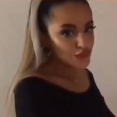 votan creyéndose ariana grande y son adrián el albañil
