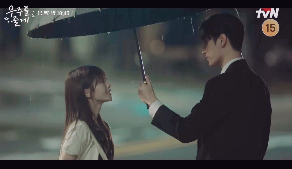 비가 오는 날엔 사랑의 크기를 알 수 있다. 함께 우산을 써도 저마다의 기울기로 사랑의 크기는 선명하게 드러난다.