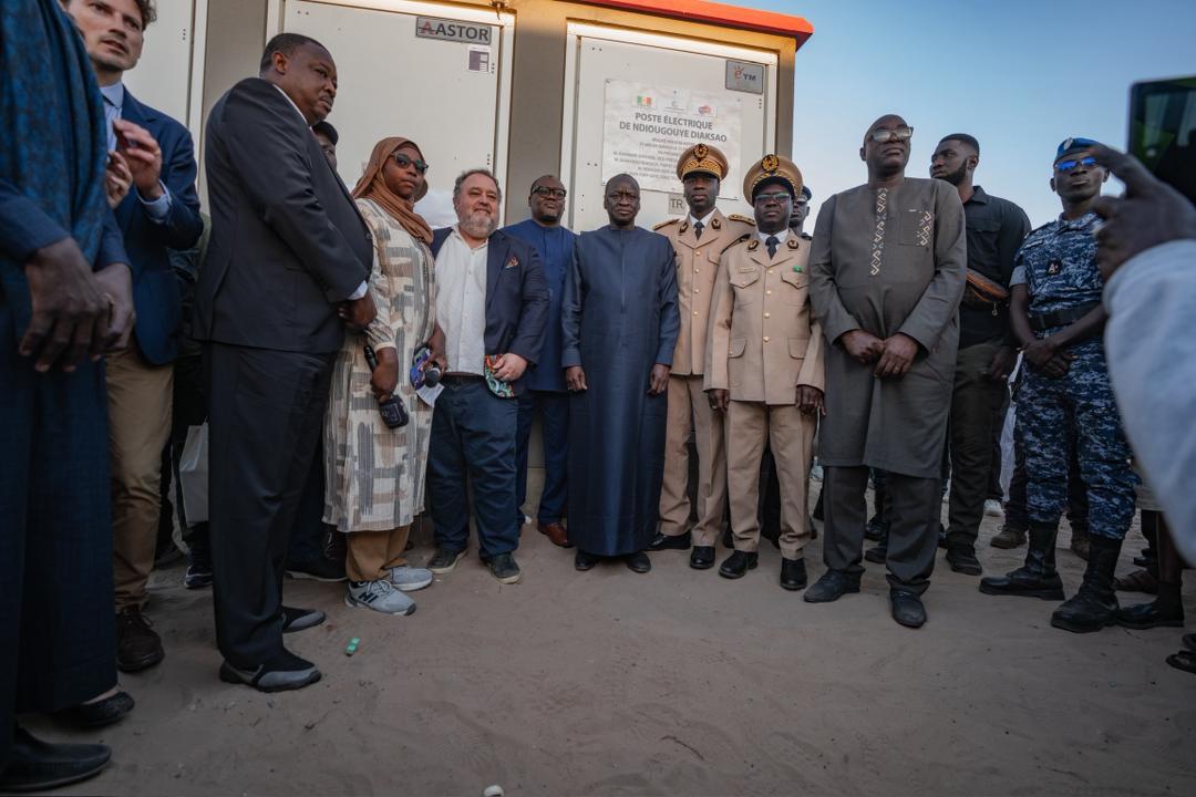ousmane_diagana's tweet photo. Fier d'inaugurer un poste électrique et une extension du réseau et de voir Bambilor s’éclairer grâce à #Mission300. La lumière, c’est la vie : elle connecte les communautés, dynamise l’activité locale et rapproche le #Sénégal de l’accès universel à l’électricité. https://t.co/CMoVFkr4zt