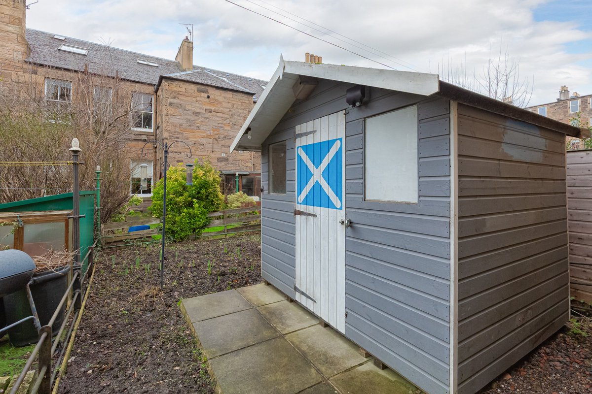 ** NEW PROPERTY ** Spacious one-bedroom lower villa with front and rear gardens, situated in the desirable Shandon area. 

Offers over £270,000

espc.com/property/11-al…