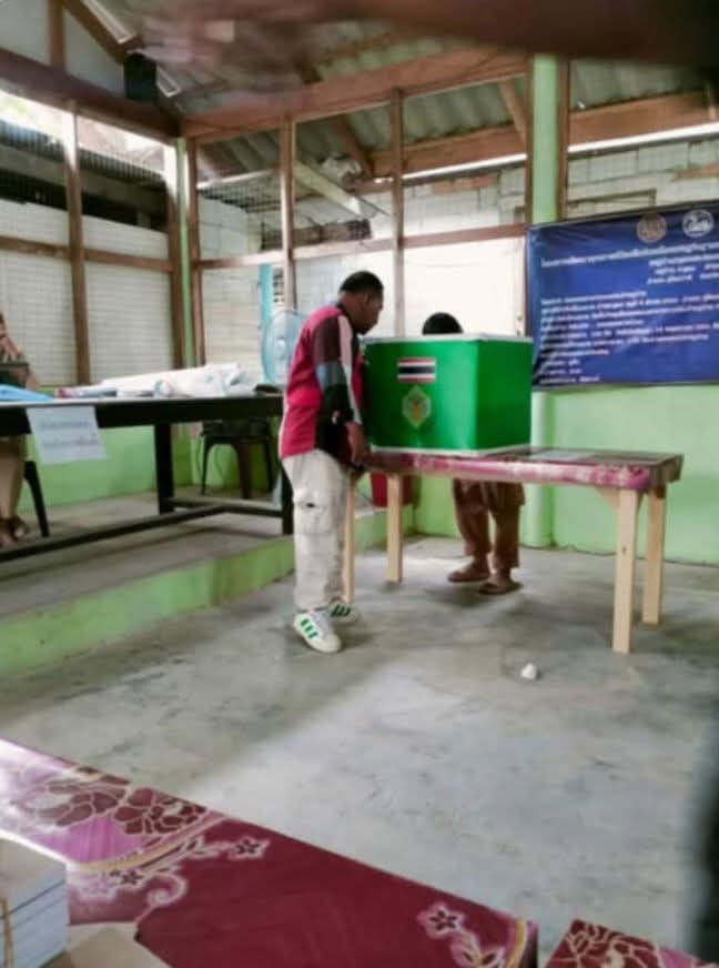 <a href="/Artemi_Z/">《▲◇𝒜𝓊𝒷𝓈♡𝓇𝓃 ◇●》 🏳️‍🌈</a> <a href="/castby9arm/">นายอาร์ม 🙋</a> <a href="/iannnnn/">iannnnn </a> คิดว่า กปน เห็นไหม
ผู้ใหญ่บ้าน ม.8 ต.สากอ อ.สุไหงปาดี จ.นราธิวาส  อาการหนักถึงขั้นไปยืนคุมคูหากาคะแนน เพื่อบังคับชาวบ้านให้เลือกพรรคตามที่ไปซื้อเสียงไว้ ท่านเป็นหัวคะแนนพรรคไหน คนเขารู้กันทั้งหมู่บ้านนะครับ 
รู้ไหมว่ามันผิดกฎหมาย? 
#กกตนราธิวาส #เลือกตั้งนราธิวาส
#เขต3นราธิวาส