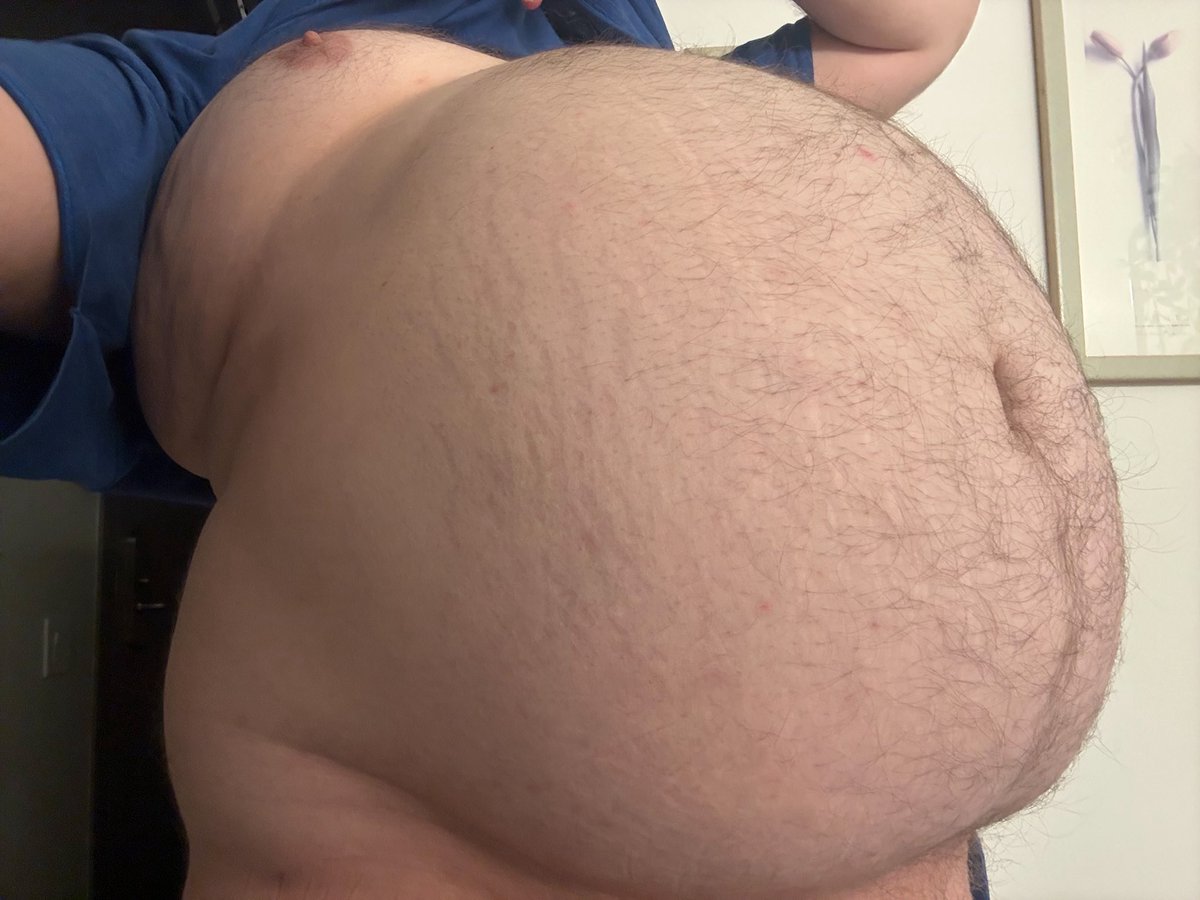 12 cheeseburgers all packed in! 🤤🐽 perfect way to kickstart my gains, don’t you think? 😏🫃🏻#fat #gainer #bellykink