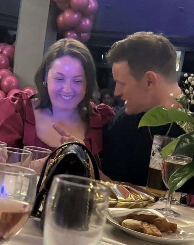 Matt Smith na festa de aniversário da mãe dele. 🩷💙