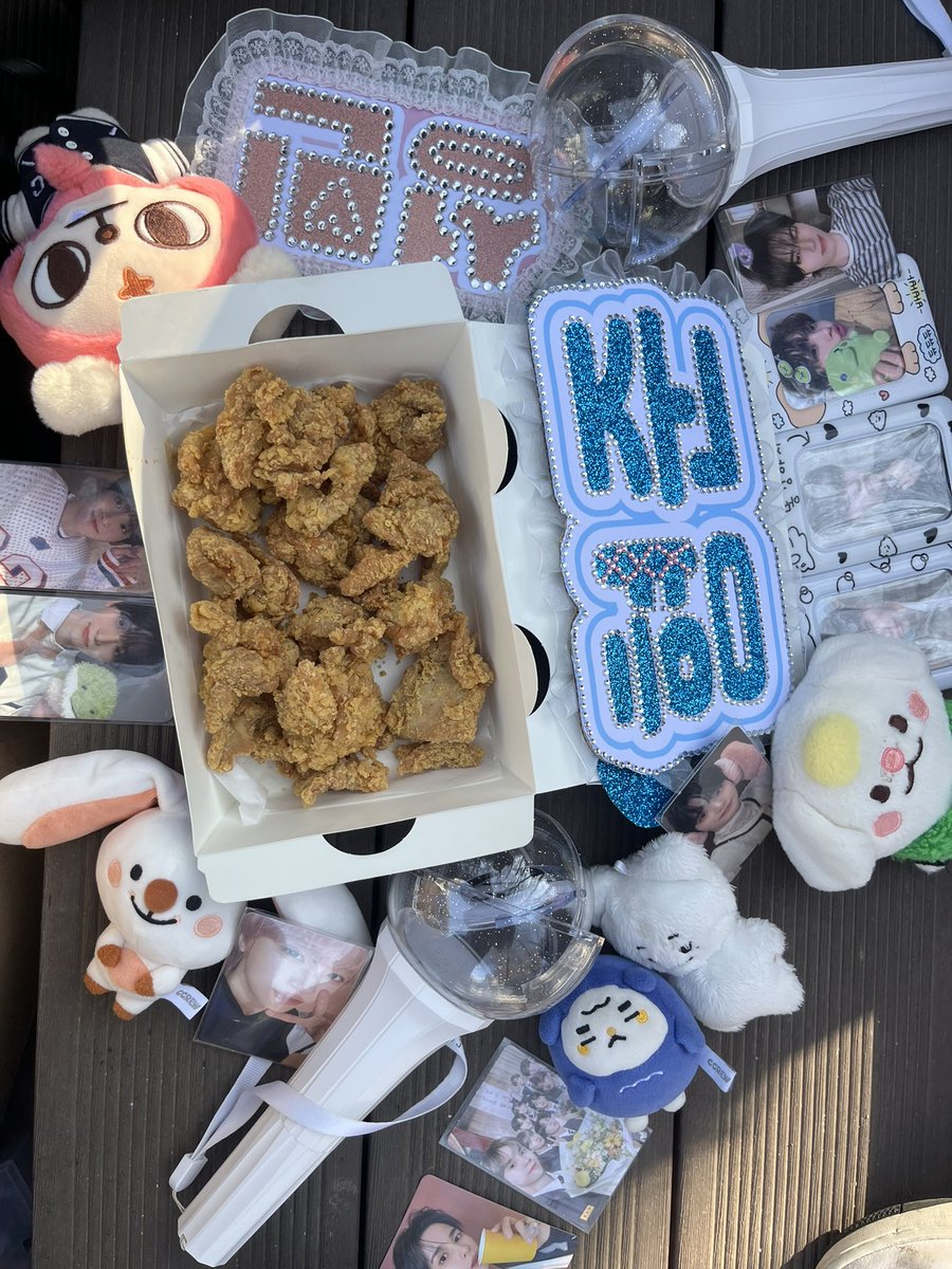 1lovzx's tweet photo. 오빠들… 다음엔… 저희 계단에 앉아있게 하지마세요…

#크래비티_무뿌식뿌 https://t.co/FobrQXqNzk