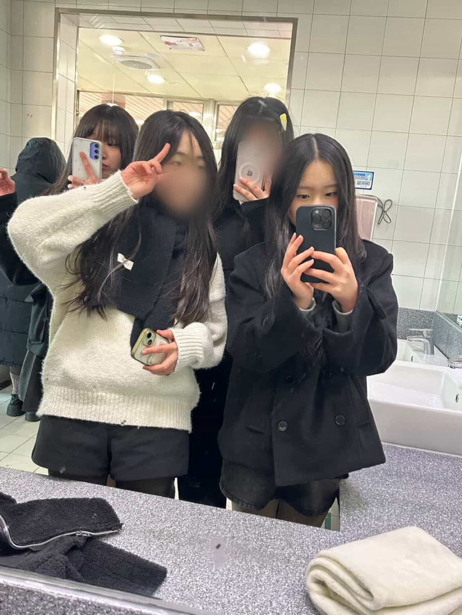 1lovzx's tweet photo. 오빠들… 다음엔… 저희 계단에 앉아있게 하지마세요…

#크래비티_무뿌식뿌 https://t.co/FobrQXqNzk