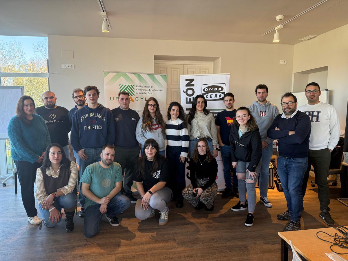 Esta mañana nuestros jóvenes han participado en un programa de Onda Cero que podrá escucharse a las 19,00 h. y previamente han tenido una sesión de comunicación impartida por Raúl Rodríguez Jefe de informativos de esta radio en Castilla y León.