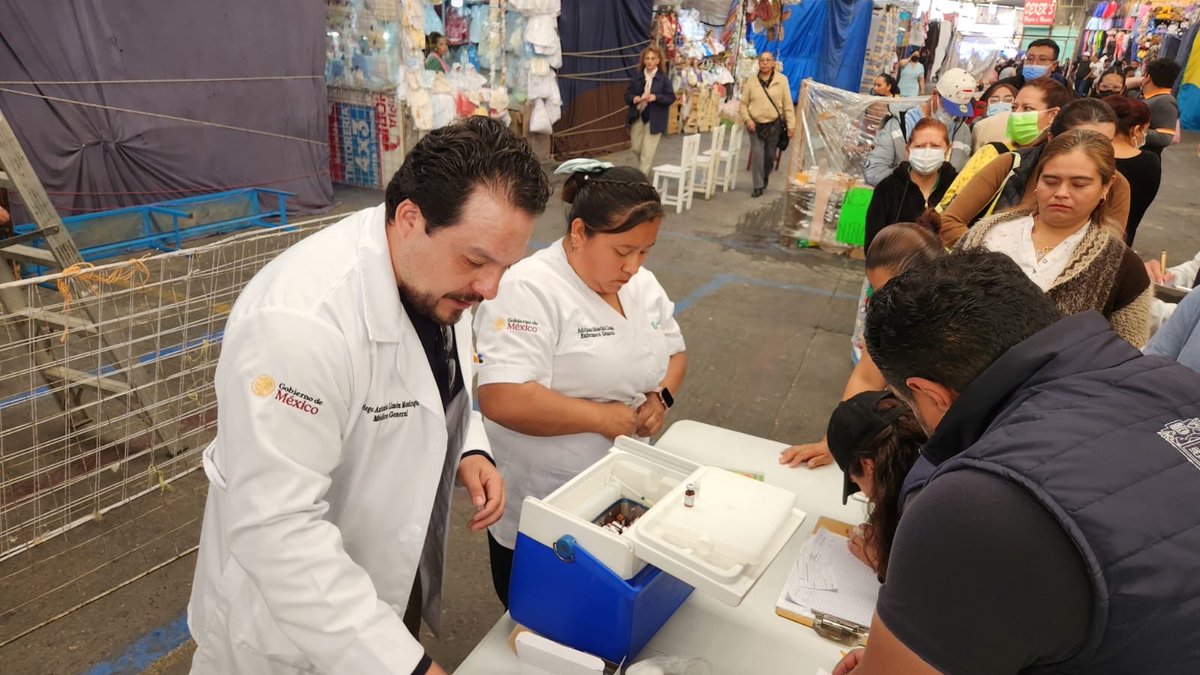 📌🦠 ¡La vacuna contra el sarampión está más cerca de ti!

En Puebla, 12 brigadas de #IMSSBienestar acudieron al Mercado Hidalgo para aplicar vacunas gratuitas, completar esquemas básicos y ofrecer orientación preventiva a la comunidad. 🏪💬