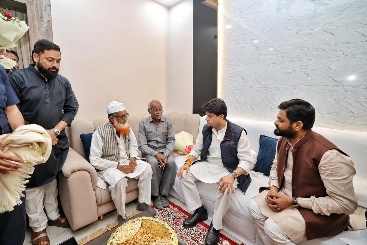 केंद्रीय मंत्री श्री <a href="/JM_Scindia/">Jyotiraditya M. Scindia</a> जी ने आज ग्वालियर में श्री मोहसिन बेग जी के निवास पर पहुंचकर उनके पिताजी से भेंट कर उनके स्वास्थ्य की जानकारी ली।