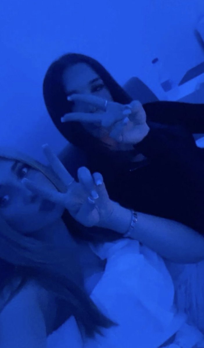 Les2_soeurs's tweet photo. ma soeur et moi dans tes dm contre un RT https://t.co/9oSf6QdE1c