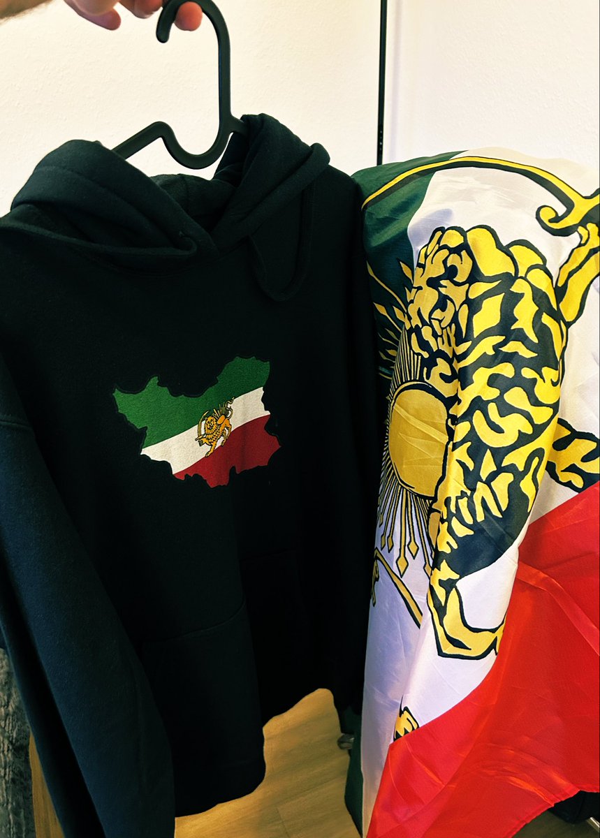 بعد از کلی دوندگی و مکاتبه، هودی قشنگم به‌موقع رسید :)
 برای انقلاب شیر و خورشید و برای اینکه مردم ایران بدونن تنها نیستن، وعده ما #مونیخ #لس‌آنجلس #تورنتو در روز جهانی اقدام✌🏻