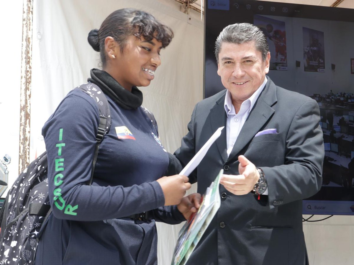 📍#Quito | El director del <a href="/RegistroCivilec/">Registro Civil Ecuador 🇪🇨</a>  <a href="/OttnRivadeneira/">Ottón Rivadeneira</a> participó en la Feria Conexión 911 por el Día Interamericano del Número Único de Servicios de Emergencias. 

En este espacio, el ministro de <a href="/MinInteriorEc/">Ministerio del Interior Ecuador 🇪🇨</a> <a href="/JohnReimberg/">John Reimberg</a> recibió el reconocimiento “Embajador ECU 911”.