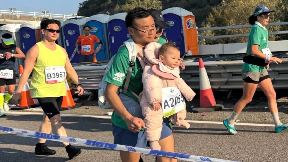 RunningWorldAR's tweet photo. حدث مثير للجدل في ماراثون هونغ كونغ (18 يناير 2026): استُبعد عدّاء بعد ما ظهر يجري ومعه رضيع مثبت على صدره. العداء وصل لـ15 كم ثم طُلب منه مغادرة المسار لمخالفة القوانين. الحادث أثار انتقادات واسعة بسبب خطورة الأمر على الطفل https://t.co/YAVBGCJ2GW