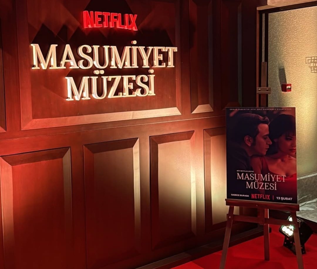 çabuk masumiyet müzesi'nin inanılmaz özenle hazırlanmış galasına bakın füsun'un elbisesi, kemal'in arabası, uçuşan kağıtlar ve duvarda asılı fotoğraflar... BAYILDIM