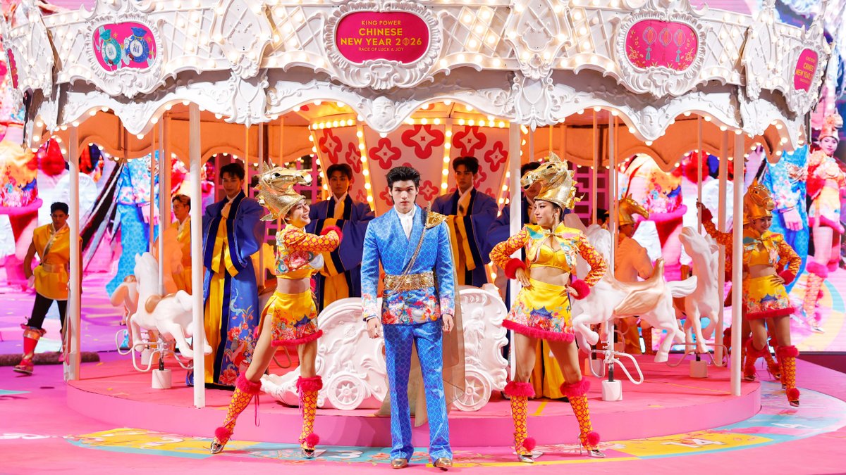 KingPowerhq's tweet image. ฉลองใหญ่วันแรก! ฟินกับหนุ่มตี๋ “Sky Wongravee”
ที่จะพามารับปีม้าไฟ แบบเฮง ในงาน
KING POWER CHINESE NEW YEAR 2026
RACE OF LUCK &amp;amp; JOY

ฟินจิกหมอนกับกิจกรรม Lucky Fans! ทายใจศิลปินคนโปรด
Ride Into Luck with Sky Wongravee

ความสนุกยังมียาวๆ ที่ คิง เพาเวอร์ รางน้ำ
📅 12 ก.พ. 2569 –