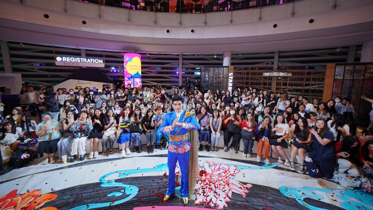 KingPowerhq's tweet image. ฉลองใหญ่วันแรก! ฟินกับหนุ่มตี๋ “Sky Wongravee”
ที่จะพามารับปีม้าไฟ แบบเฮง ในงาน
KING POWER CHINESE NEW YEAR 2026
RACE OF LUCK &amp;amp; JOY

ฟินจิกหมอนกับกิจกรรม Lucky Fans! ทายใจศิลปินคนโปรด
Ride Into Luck with Sky Wongravee

ความสนุกยังมียาวๆ ที่ คิง เพาเวอร์ รางน้ำ
📅 12 ก.พ. 2569 –