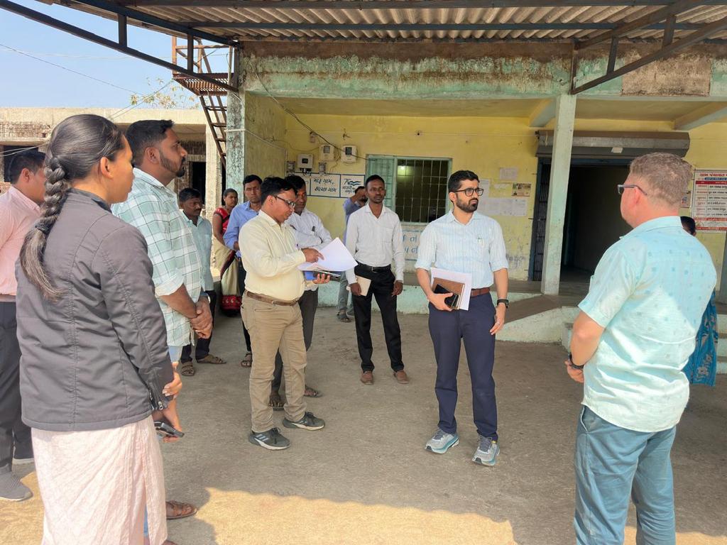 કપરાડા તાલુકાના વાલવેરી અને વડસેત ગામે પ્રાથમિક શાળા, મલ્ટી પર્પઝ સેન્ટર, આંગણવાડી કેન્દ્ર, ગ્રામ પંચાયત, કોલવેરા હીલ સ્ટેશનની મુલાકાત લઈ ગામોમાં થઈ રહેલ વિકાસના વિવિધ કામોનું નિરીક્ષણ કરી અધિકારીશ્રીને જરૂરી માર્ગદર્શન આપી, ગામોને વધુ સ્વચ્છ બનાવવા ગ્રામજનોને સહકાર આપવા જણાવ્યું
