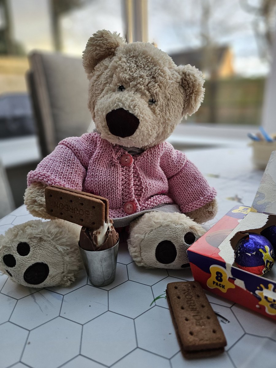I does been busy in the lab creating a new breakfast for Stuffies. After much experimentation I present dippy egg n soldiers. Cadbury Creme Egg at ambient temperature n bourbon creams for soldiers. It does contain all the required Stuffie vitamins n nutrients 🥚🤤🐻🤗