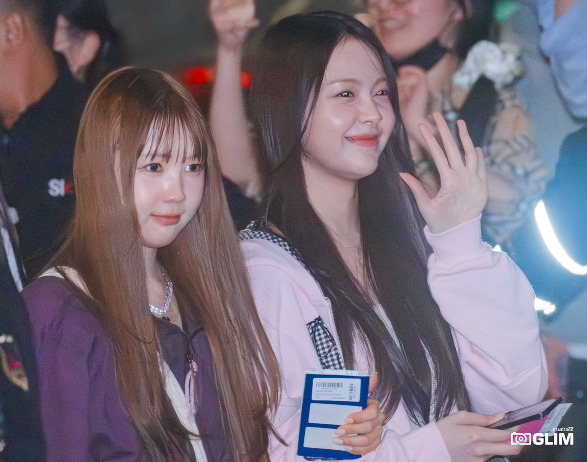 น้องคนเล็กและ Carmen เป็นพี่ที่แสนดีเดินจูงแขนข้ามถนน ยินดีต้อนรับเข้าสู่ประเทศไทย
"막내와 다정한 카르멘 언니가 팔짱을 끼고 길을 건너고 있네요. 태국에 오신 것을 환영합니다!"

#카르멘 #carmen #Yeon #예온 #hearts2hearts