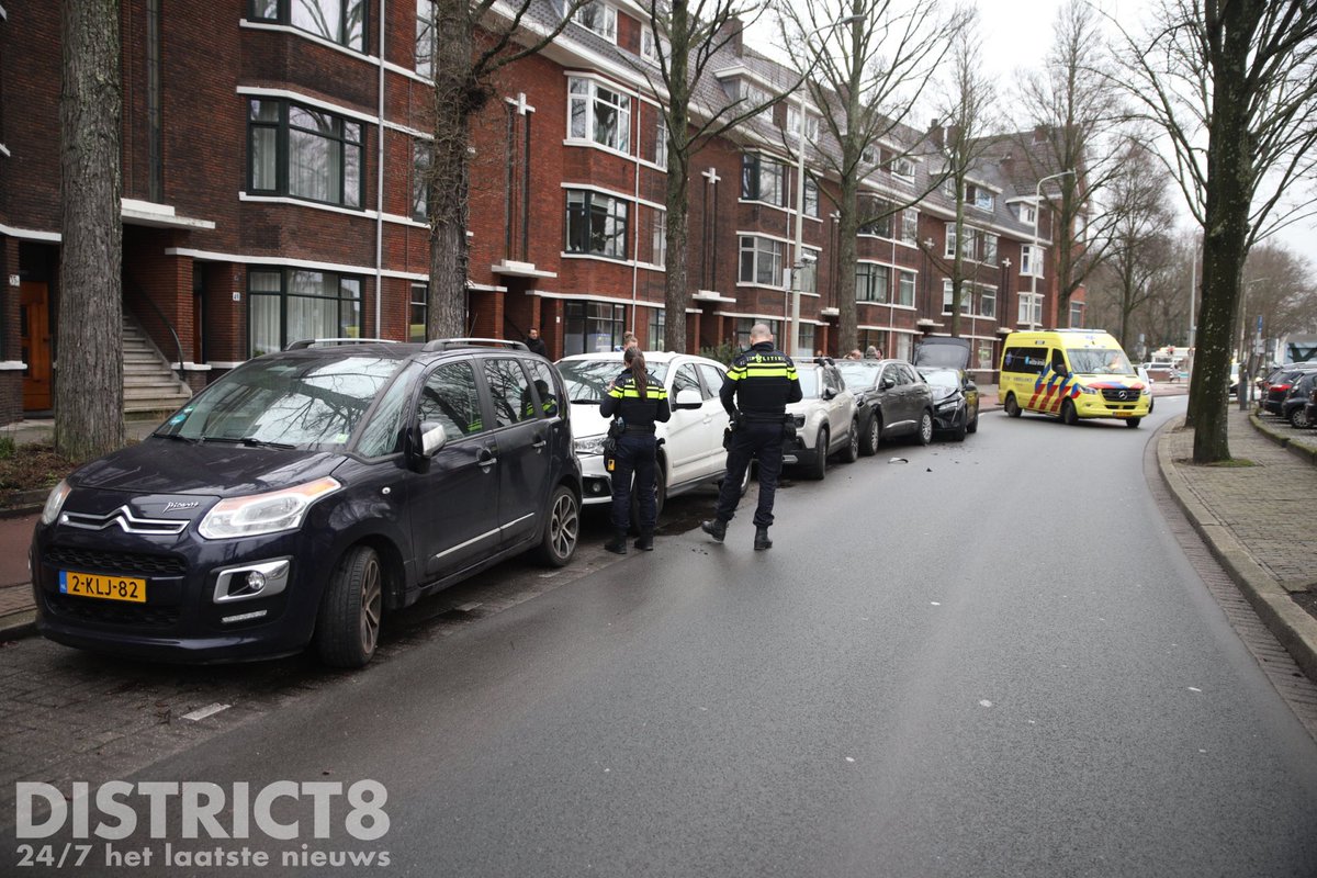 RedactieD8's tweet photo. Op de #Thorbeckelaan in #DenHaag botste een auto op een geparkeerde auto. Door de aanrijding raakten vier geparkeerde auto's beschadigd. De bestuurder is ter plaatse nagekeken en naar het ziekenhuis vervoerd. De weg was tijdelijk afgesloten richting het #Mient https://t.co/ySDxSz589E
